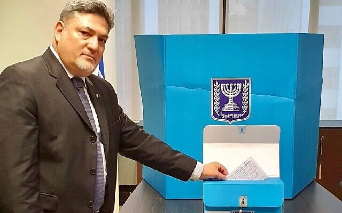 Israel’s ambassador in New Zealand casts the first vote of the elections