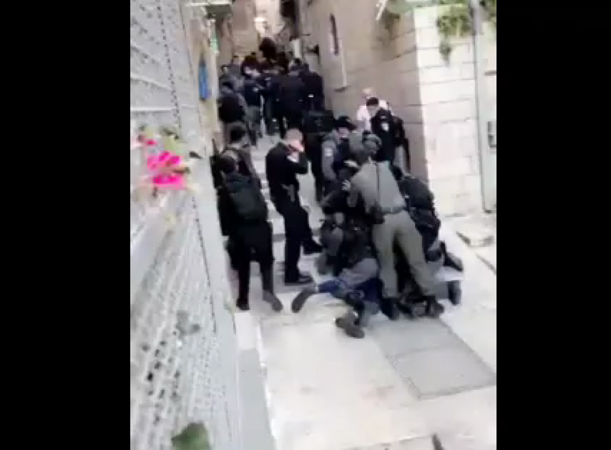 Israeli occupation forces arrested 3 Palestinian young men in the old city of Jerusalem