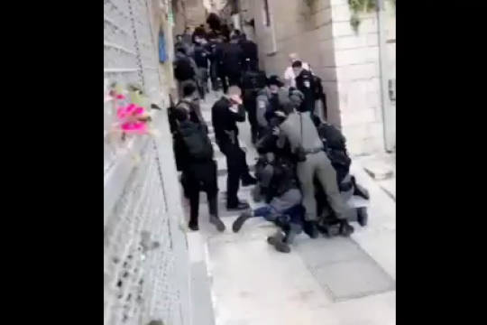 Israeli occupation forces arrested 3 Palestinian young men in the old city of Jerusalem