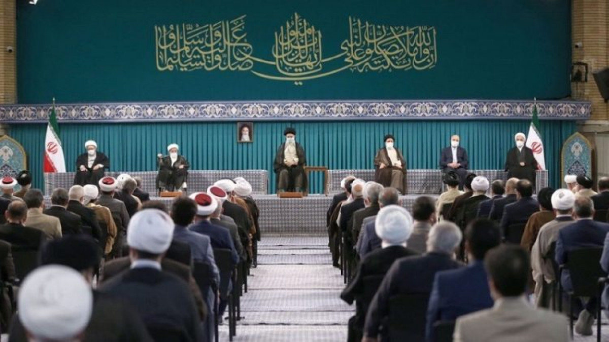 Ayatollah Khamenei meets with Iranian officials, guests of Islamic Unity Conference