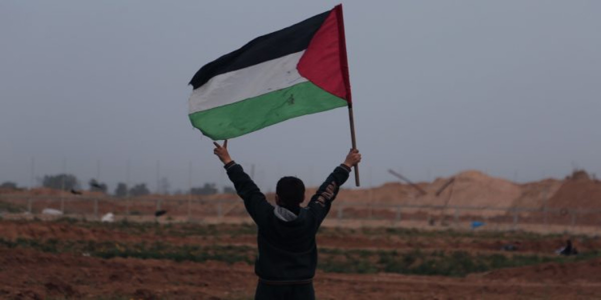 الفلسطيني يزرع في الارض الميتة الحياة وفي موته يخلق الحياة