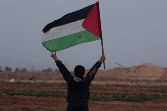 الفلسطيني يزرع في الارض الميتة الحياة وفي موته يخلق الحياة