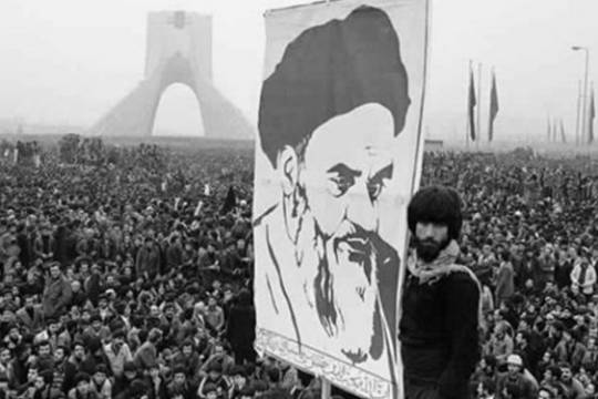 بيان الخصائص والأسباب الرئيسية لتبلور الثورة الإسلامية