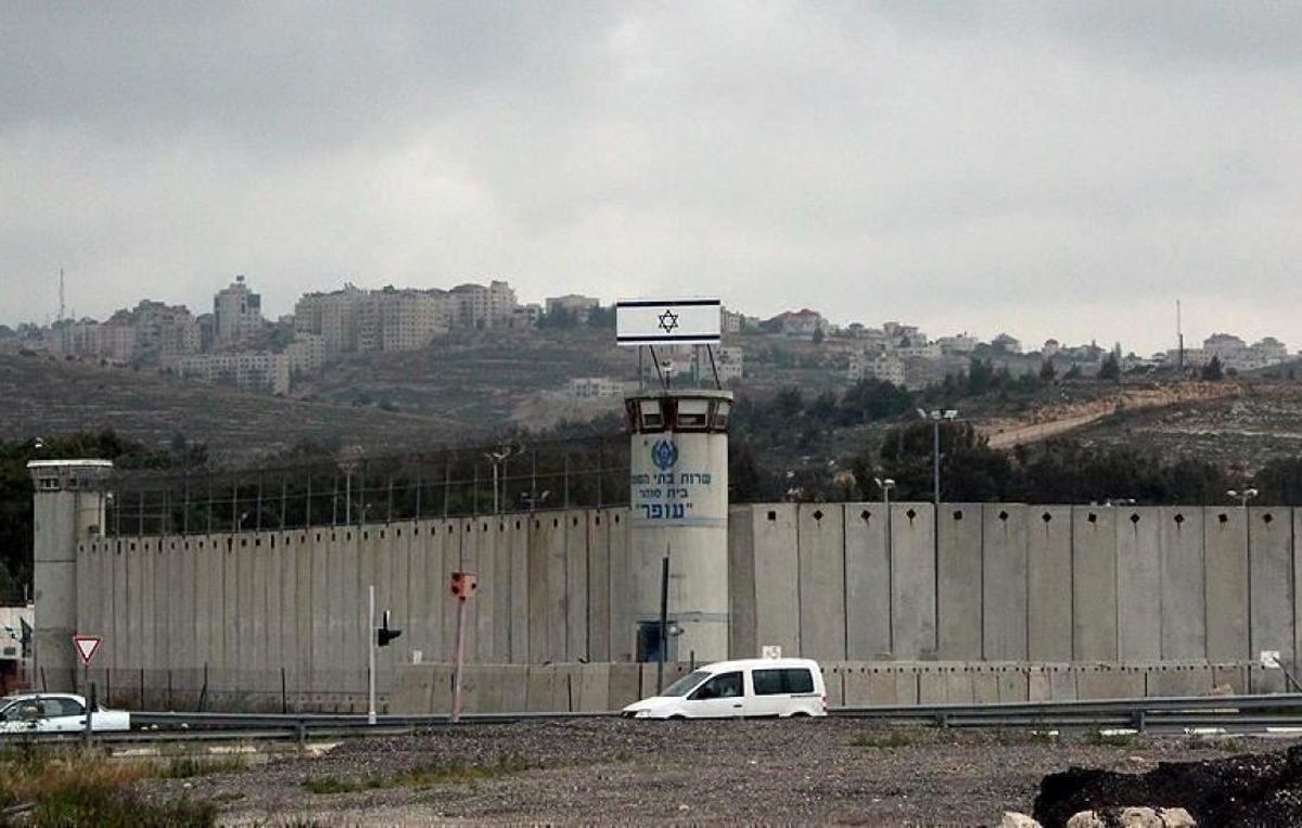 اعتصاب غذای بیش از ۹۰۰ اسیر فلسطینی در زندان «عوفر»
