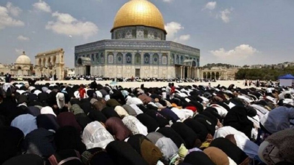 Thousands of Palestinians recite Friday prayers in al-Aqsa