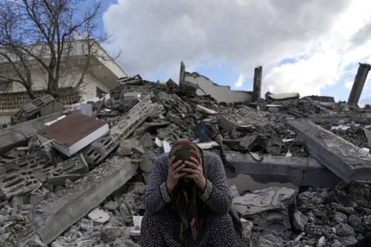 العقوبات الأمريكية تزيد معاناة ضحايا الزلزال في سوريا
