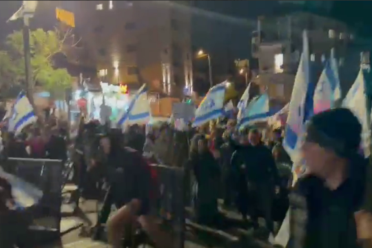 مجموعه ویدیو : معترضان صهیونیستی به روبروی خانه نتانیاهو رسیده و خواستار برکناری او هستند