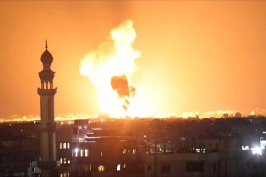 غزة «تحترق.. ولن ترفع الرايات البيض»