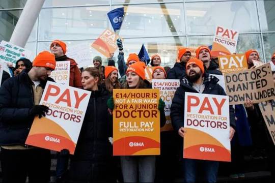 The British NHS in Endless Turmoil: Sunak's Government's Policies Fuel Fresh Strikes