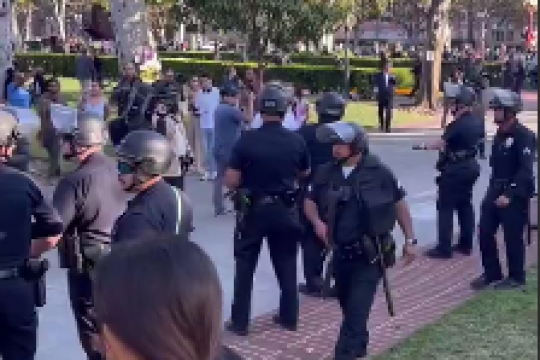مجموعه موشن استوری :مجموعه موشن استوری :  ورود پلیس به دانشگاه کالیفرنیای جنوبی برای مقابله با تجمع حامیان فلسطین