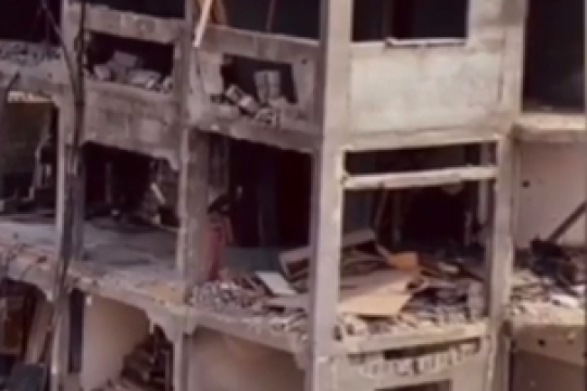 زن فلسطینی خانه ویران‌شده‌اش را جارو می‌کند