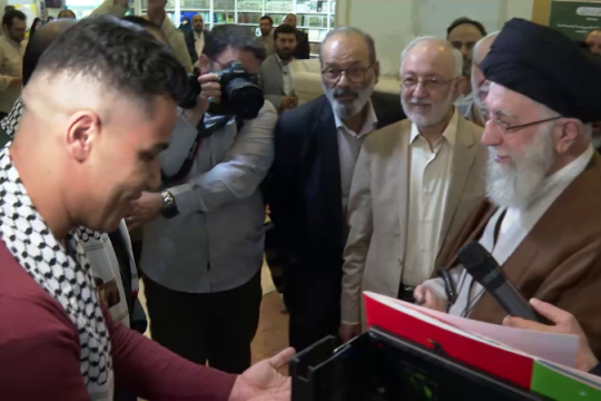 هدیه‌ای که امروز جوان فلسطینی در نمایشگاه کتاب به امام خامنه‌ای