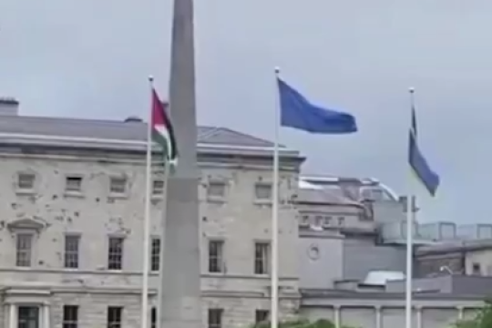 پرچم فلسطین در کنار پرچم اتحادیه اروپا در محل پارلمان جمهوری ایرلند