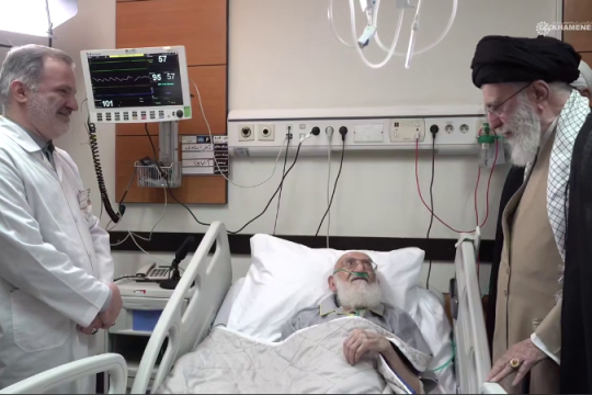 عیادت امام خامنه ای(مدظله‌العالی) از حضرت آیت‌الله نوری همدانی(حفظه‌الله)