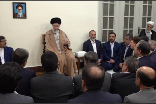 مجموعه ویدیو : با مردم گرم بگیرید. به میان آنها بروید و حرف آنها را ولو تند باشد با حوصله بشنوید