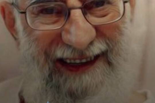 زینت خانه‌ی ما عکس رخ سیّد‌علی خامنه‌ای‌ست