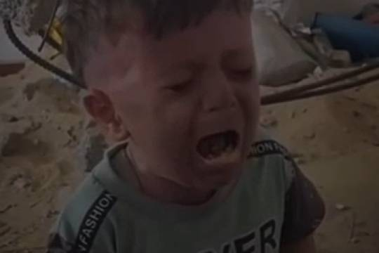 باید از غصه مرد؛ برای آن کودکی که بجای غذا خاک میخورد