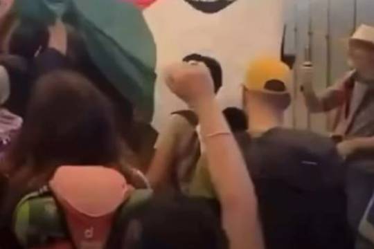 Greek locals greeting Israeli refugees with Palestinian flags