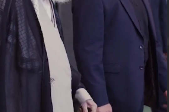 بزن! با عصایت دریا را بشکاف و بگذر!