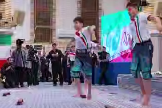 لحظه ورود امام خامنه ای به حسینیه امام خمینی(ره) با ضرب مرشد و اجرای حرکات ورزش زورخانه‌ای