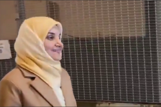 لحظه آزادی خانم مهدیه اسفندیاری از زندان فرانسه