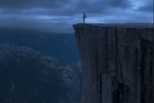 آدمی که خدا ندارد...!