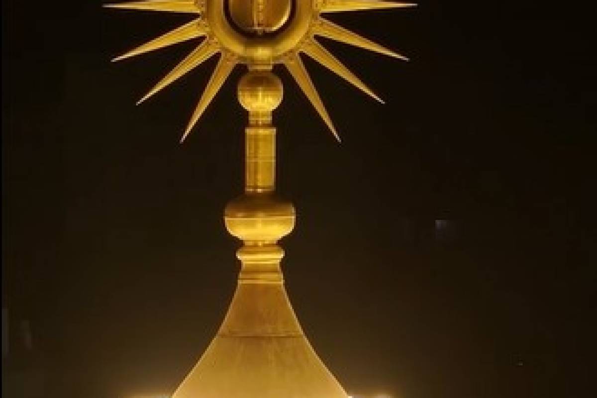 ما سرُّ الإكليل الذهبي فوق قبة الإمام علي(ع) ؟