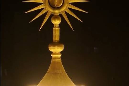 ما سرُّ الإكليل الذهبي فوق قبة الإمام علي(ع) ؟