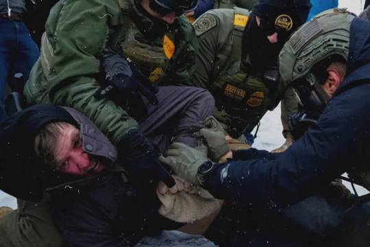 مجموعه پوستر : میتونی پلیس باشی و به هرکی عشقت کشید شلیک کنی اما تو آمریکا نه جای دیگه!